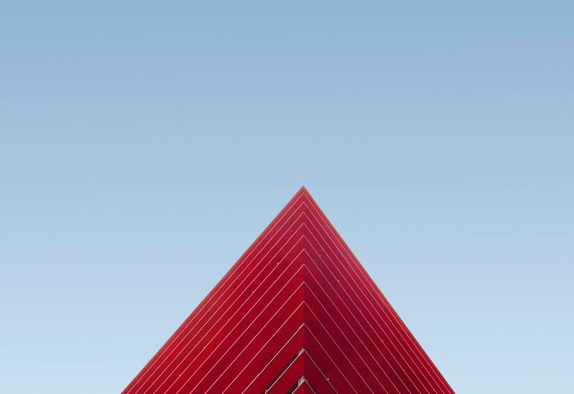 Moderne rote Architektur vor blauem Himmel